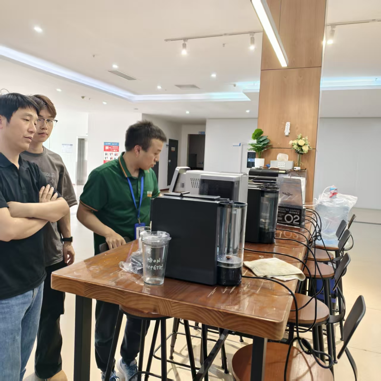 O director xeral de Aosom E-COMMERCE INC. Tang visita a Seaver e inspecciona a máquina de café totalmente automática SV205