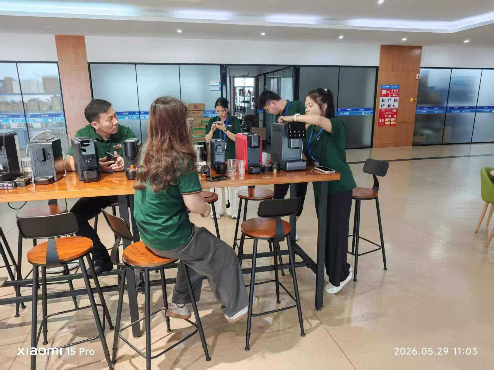 Como a formación profesional do equipo de máquinas de café aumenta o crecemento de pedidos e a calidade do servizo?