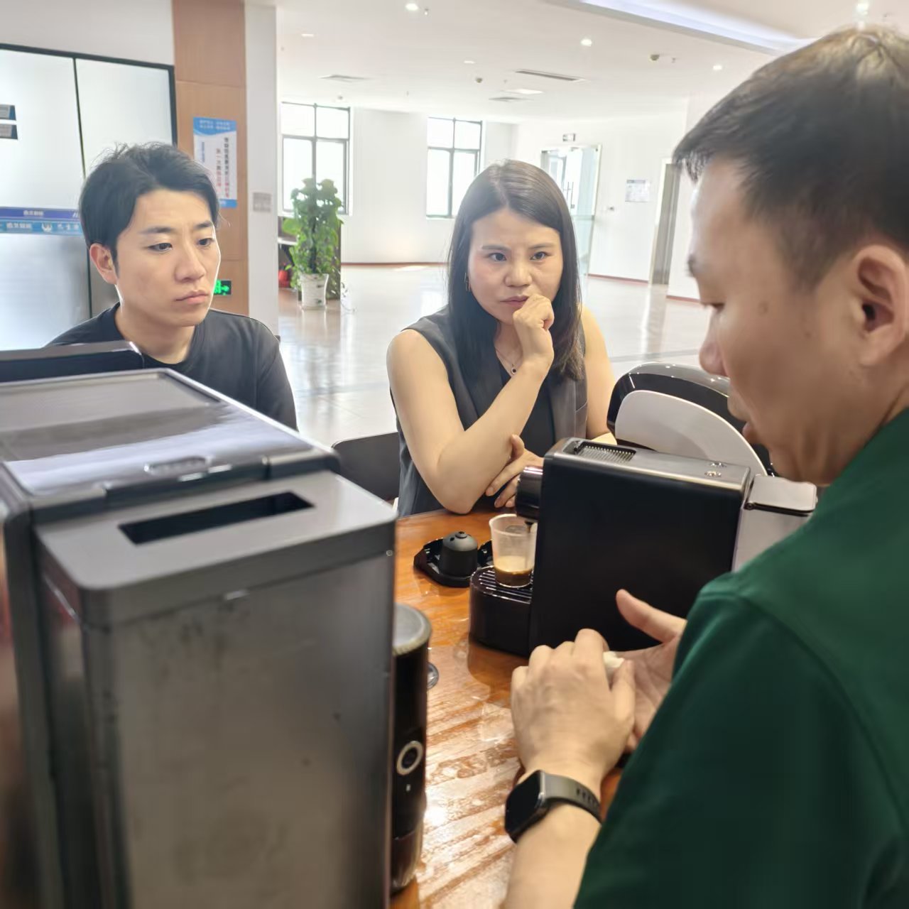 Por que o cliente xaponés visitou SEAVER para obter unha máquina de café automática avanzada e unha cafetera portátil?